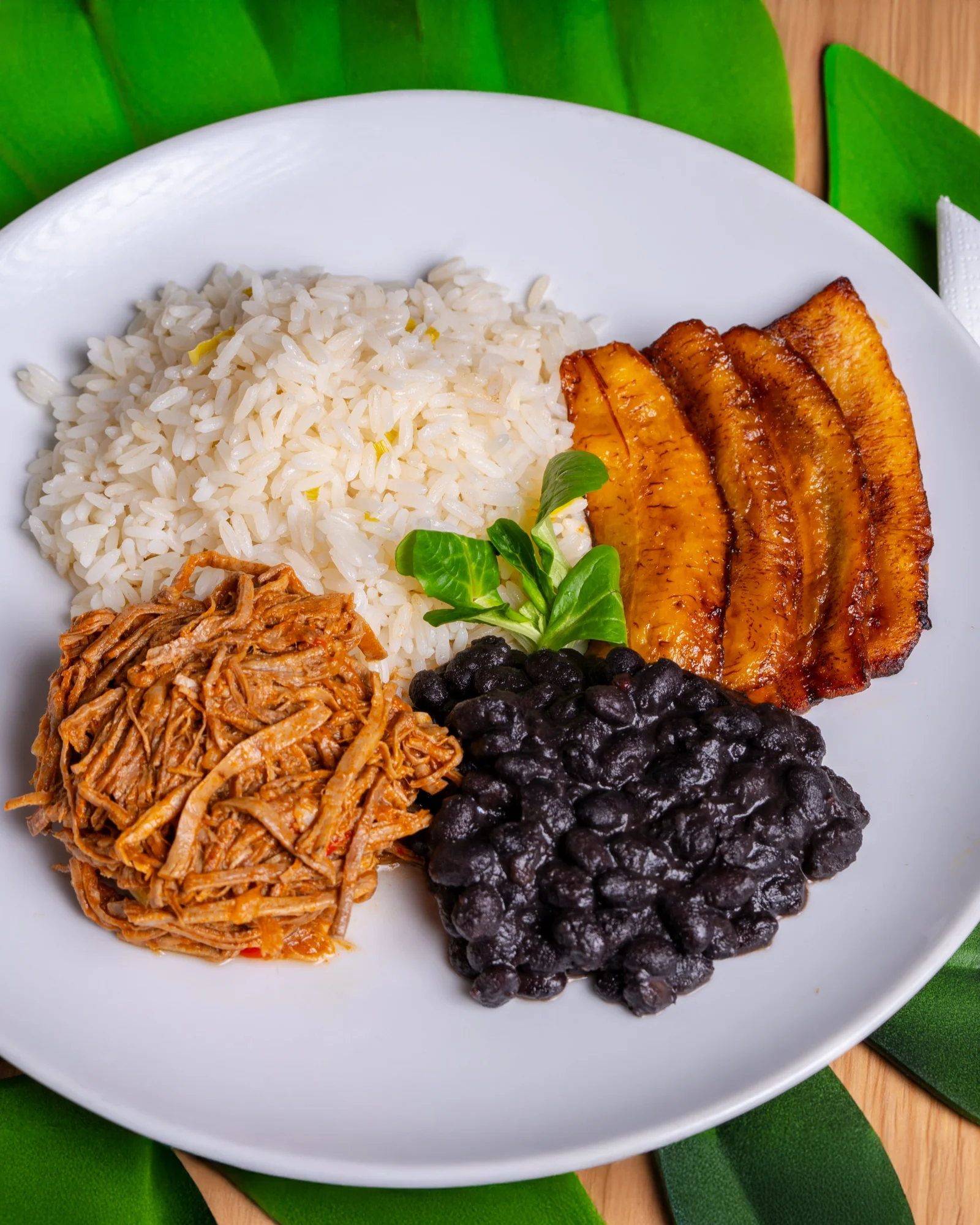 Casado costarricense con arroz, frijoles, ensalada, plátano y proteína