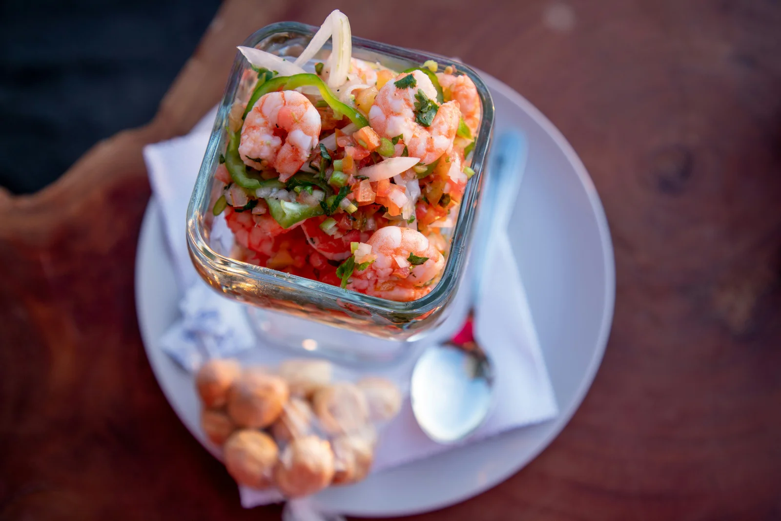 Ceviche costarricense de pescado con limón, cebolla y culantro
