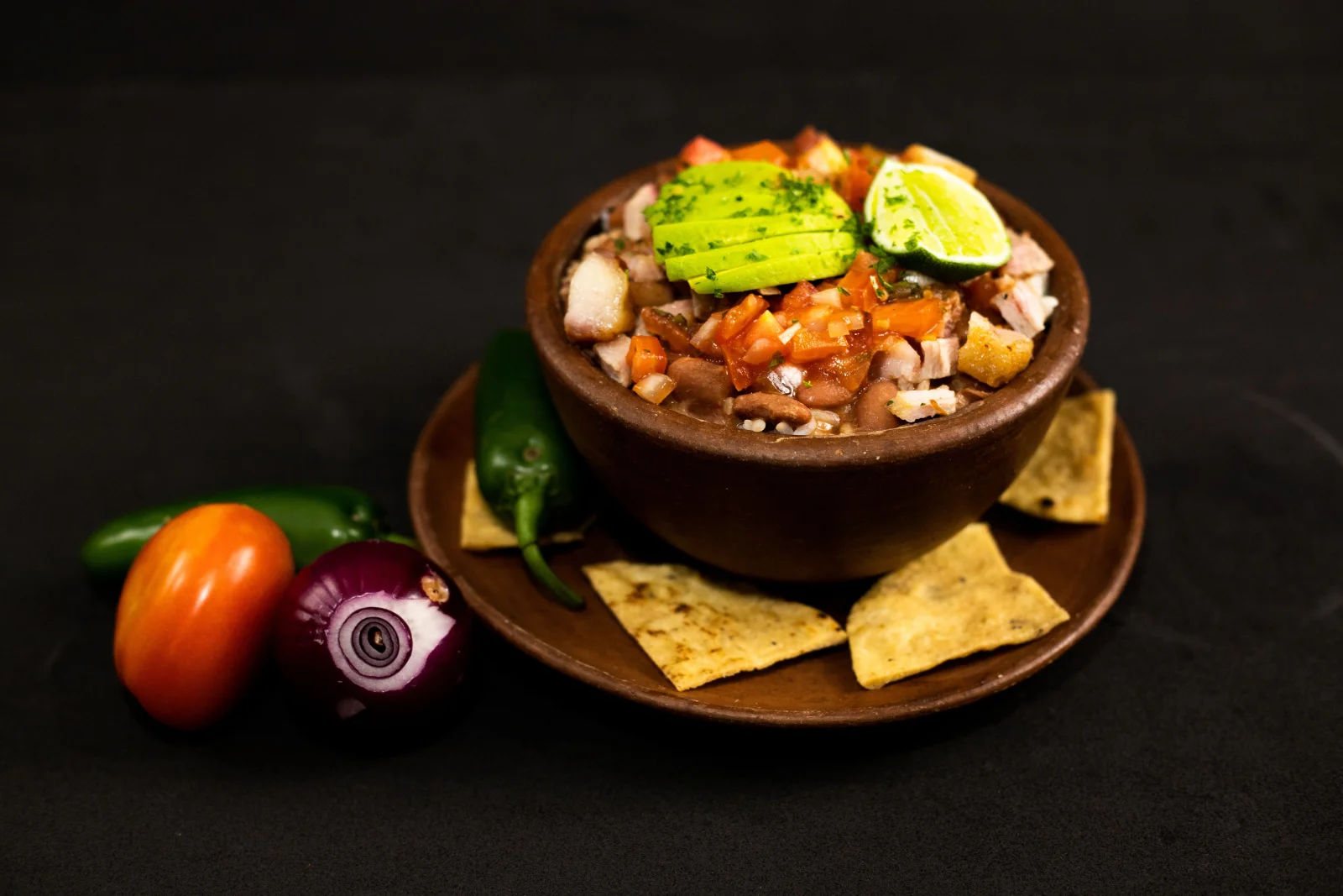 Chifrijo con arroz, frijoles, chicharrón, pico de gallo y aguacate