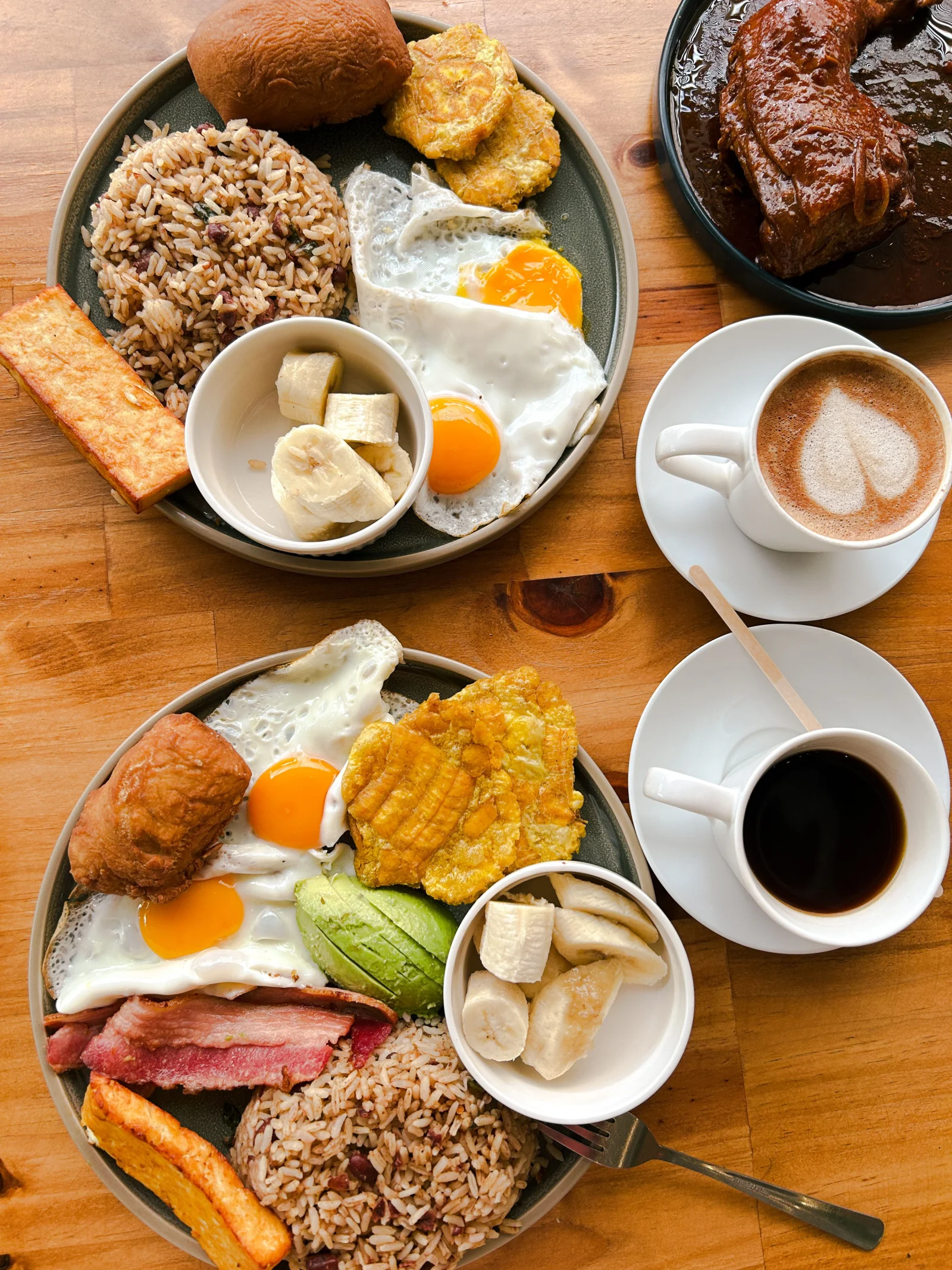 Gallo pinto costarricense con huevo, queso, plátano maduro y tortilla
