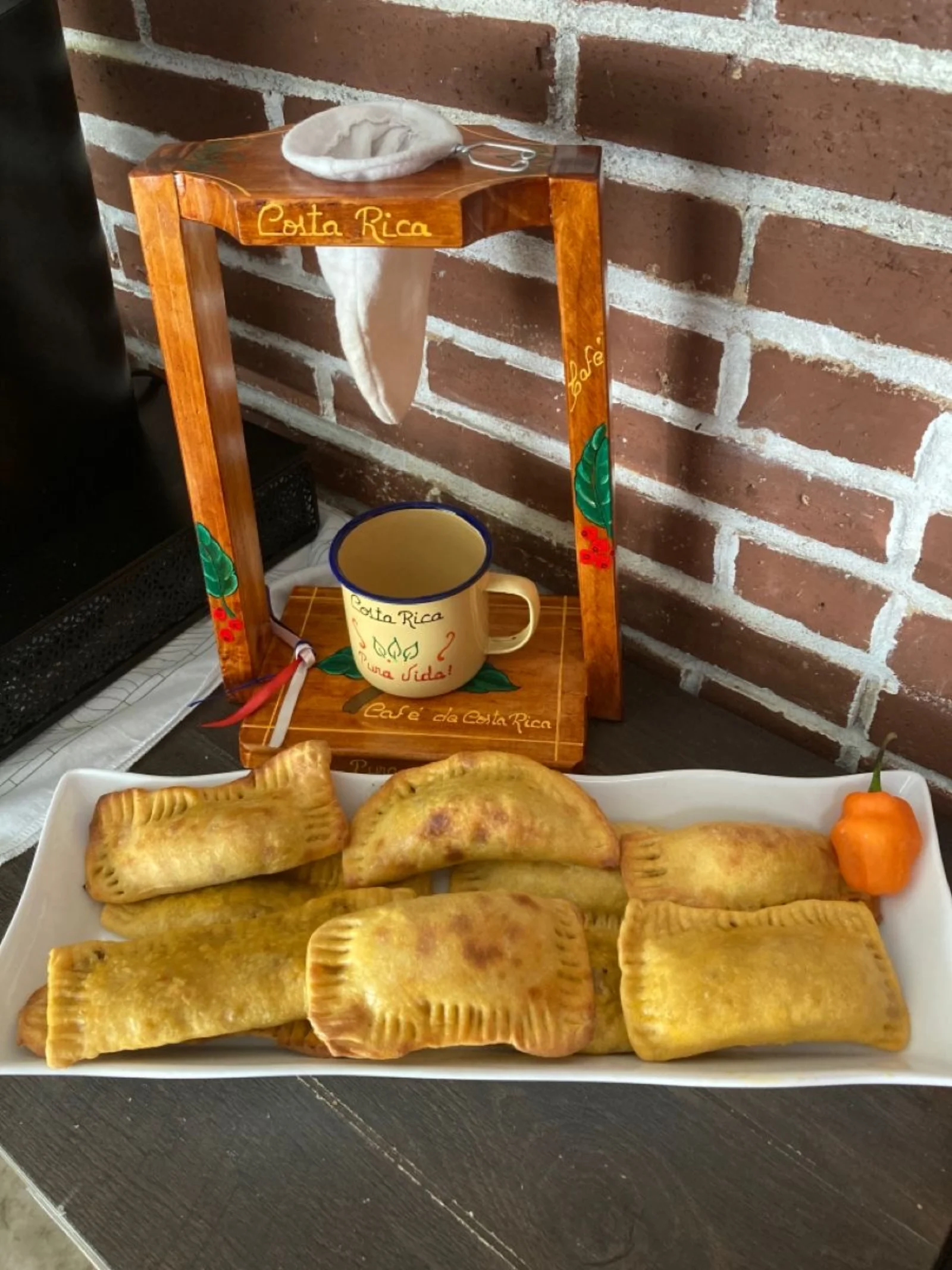 Patí limonense, empanada horneada de carne especiada