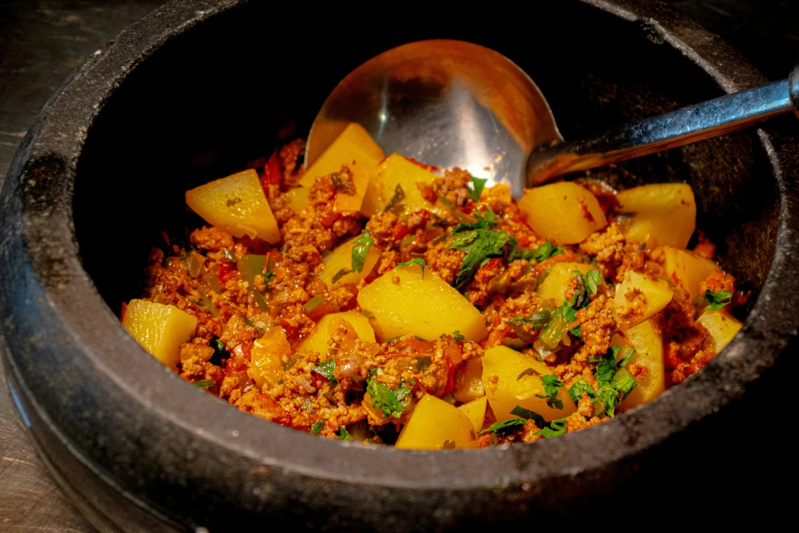Picadillo tradicional costarricense servido con tortillas