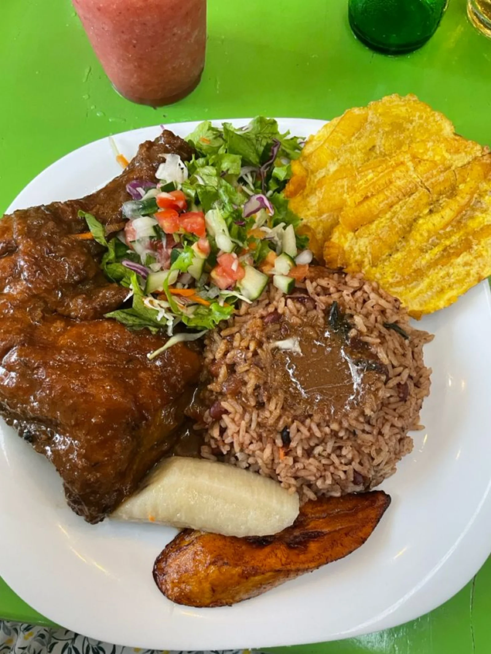 Rice and beans caribeño con pollo, ensalada y plátano
