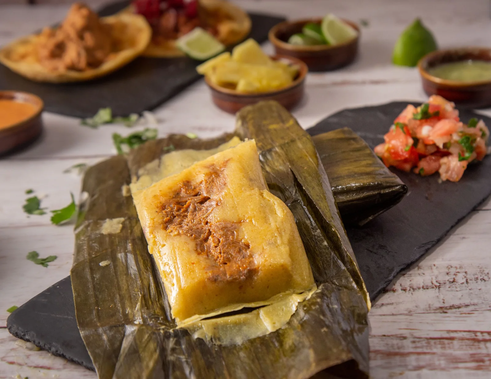 Tamal costarricense abierto sobre una hoja de plátano