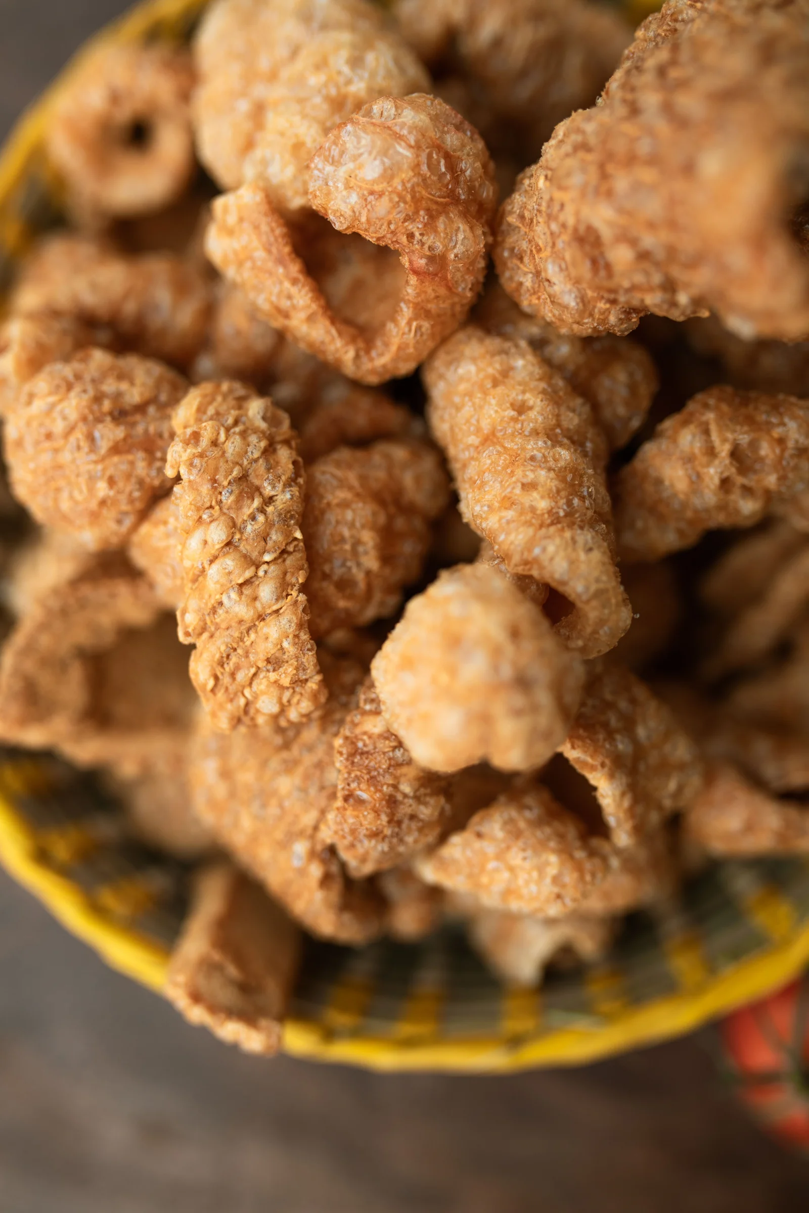 Vigorón de yuca, chicharrón y ensalada de repollo
