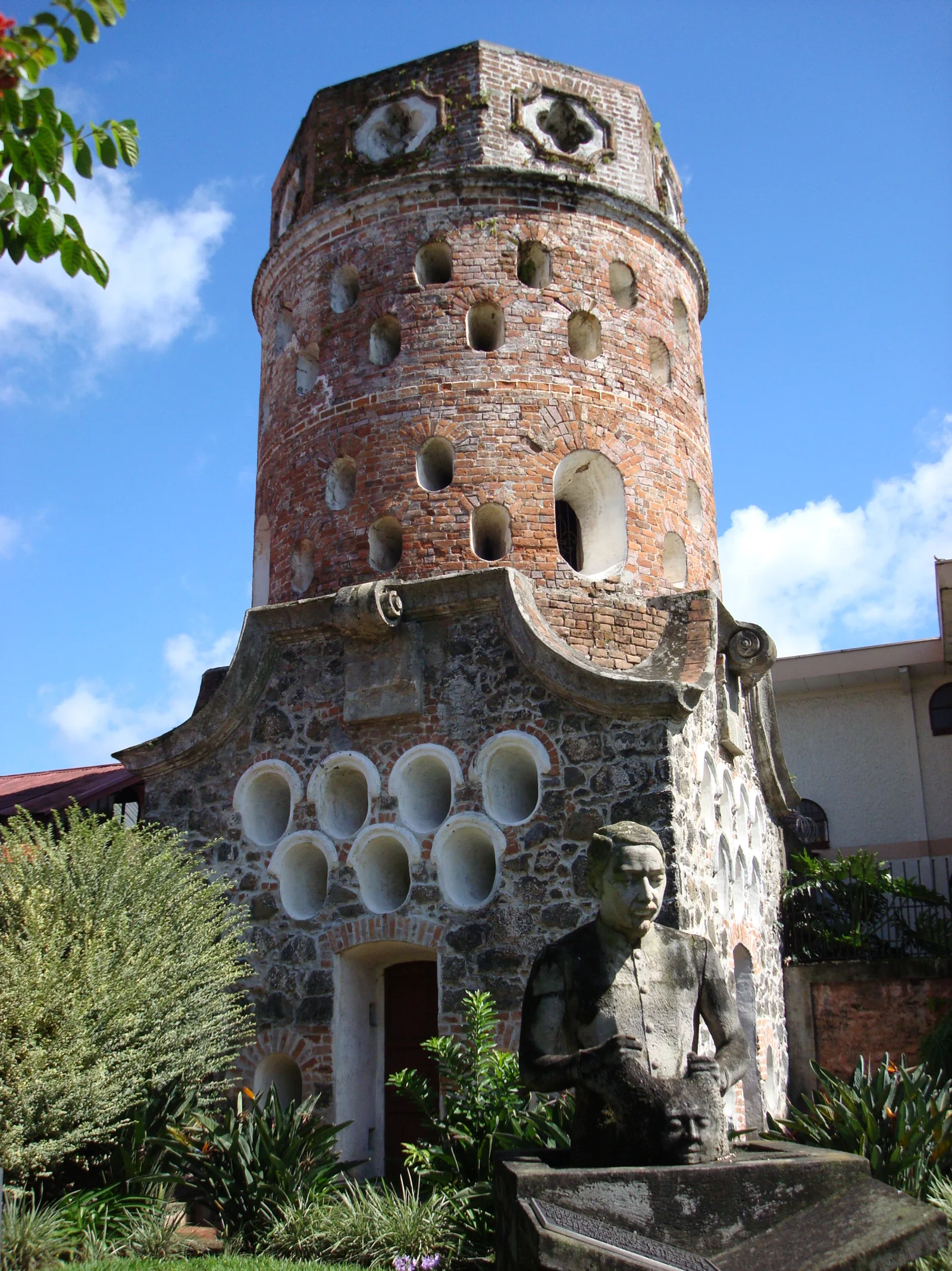 Torre de ladrillo del Fortín de Heredia en el centro de la ciudad