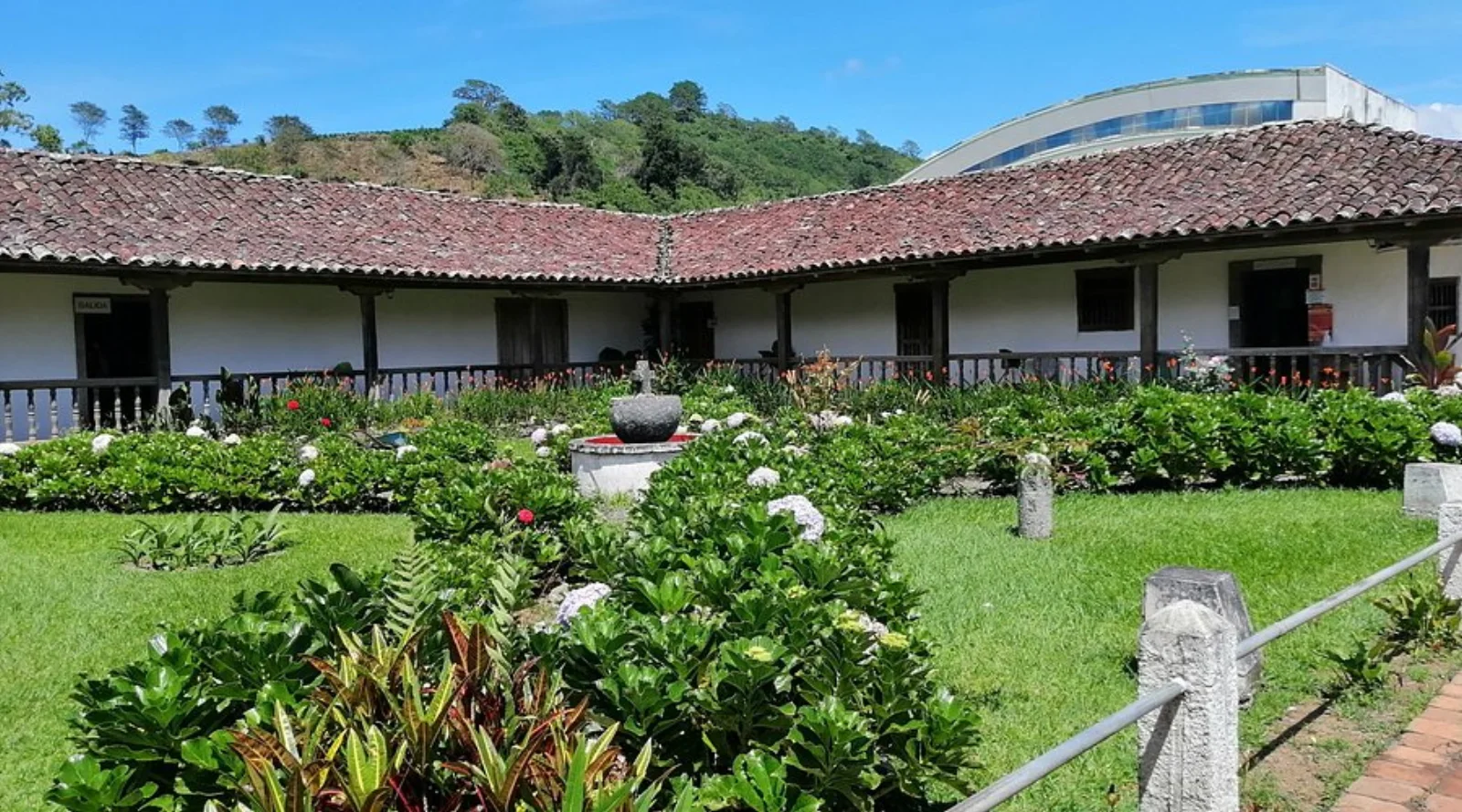 Fachada blanca de la Iglesia Colonial de Orosi y antiguo convento franciscano