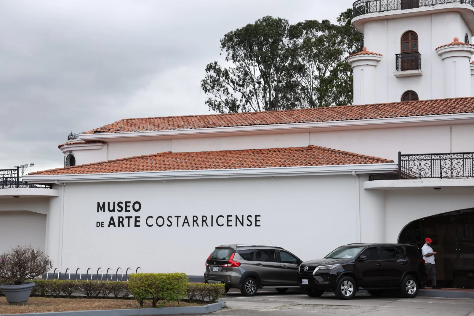 Fachada del Museo de Arte Costarricense en la antigua terminal de La Sabana