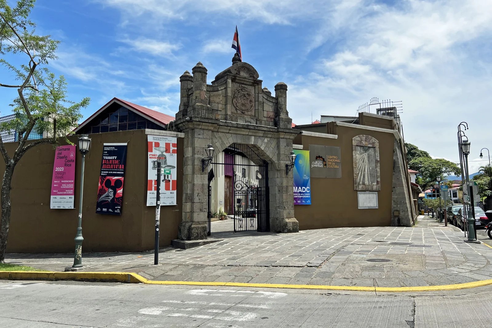 Sala contemporánea del MADC dentro de la antigua Fábrica Nacional de Licores