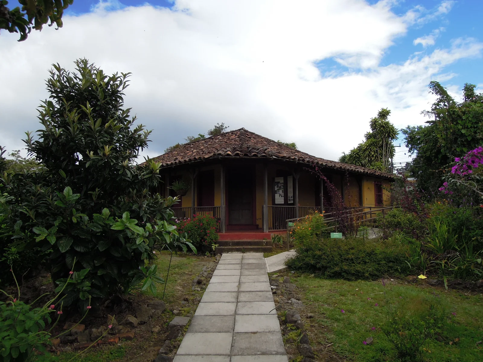 Casona de bahareque y jardín del Museo de Cultura Popular en Barva