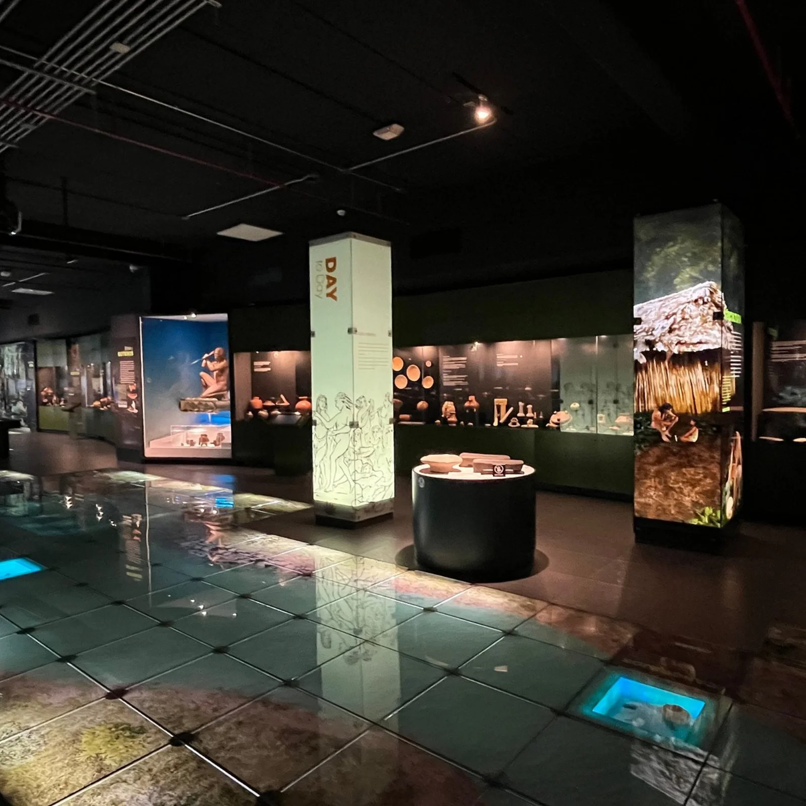 Objetos de jade precolombino en una sala del Museo del Jade de Costa Rica