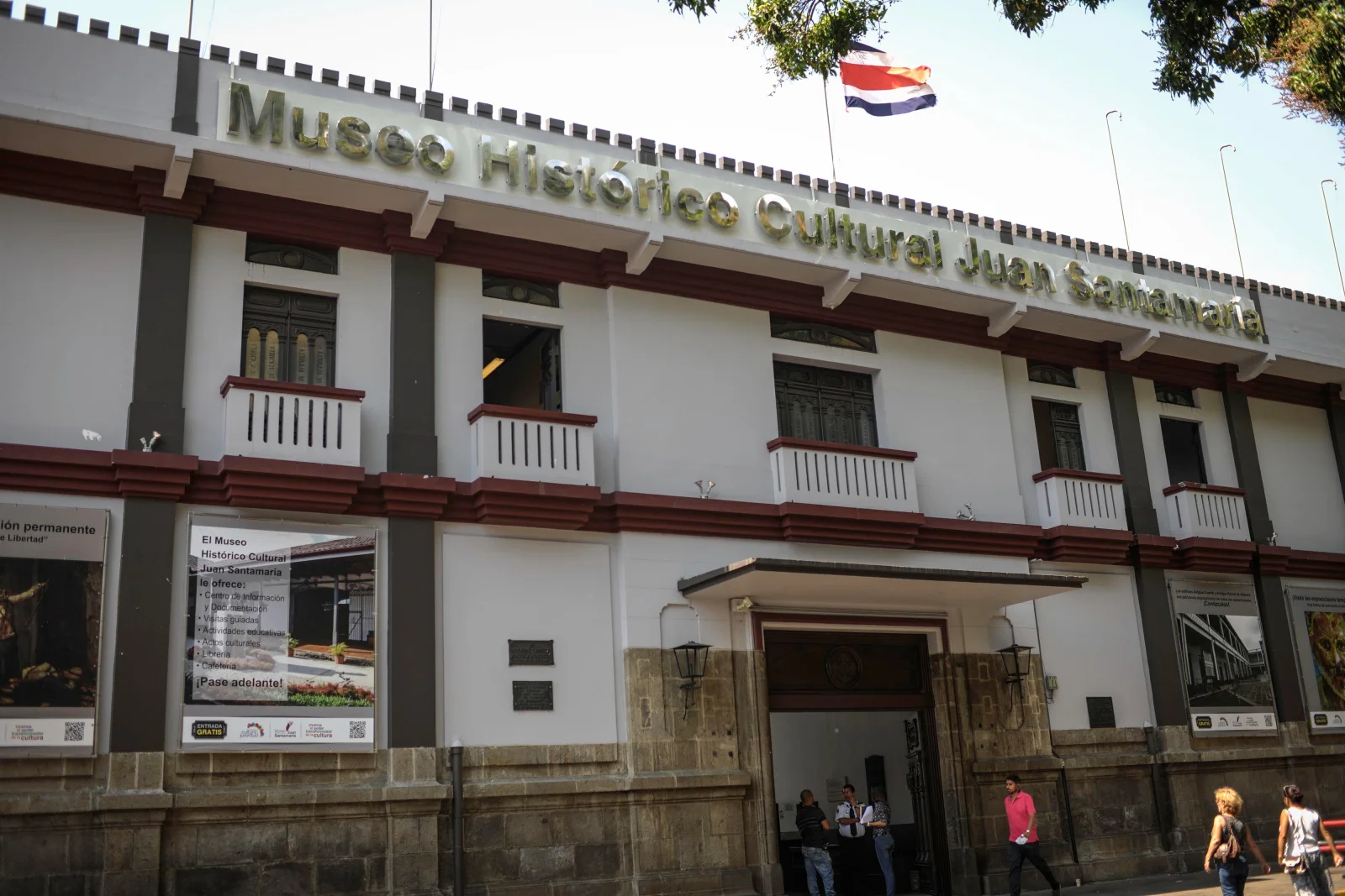 Edificio histórico del Museo Juan Santamaría frente al Parque Central de Alajuela