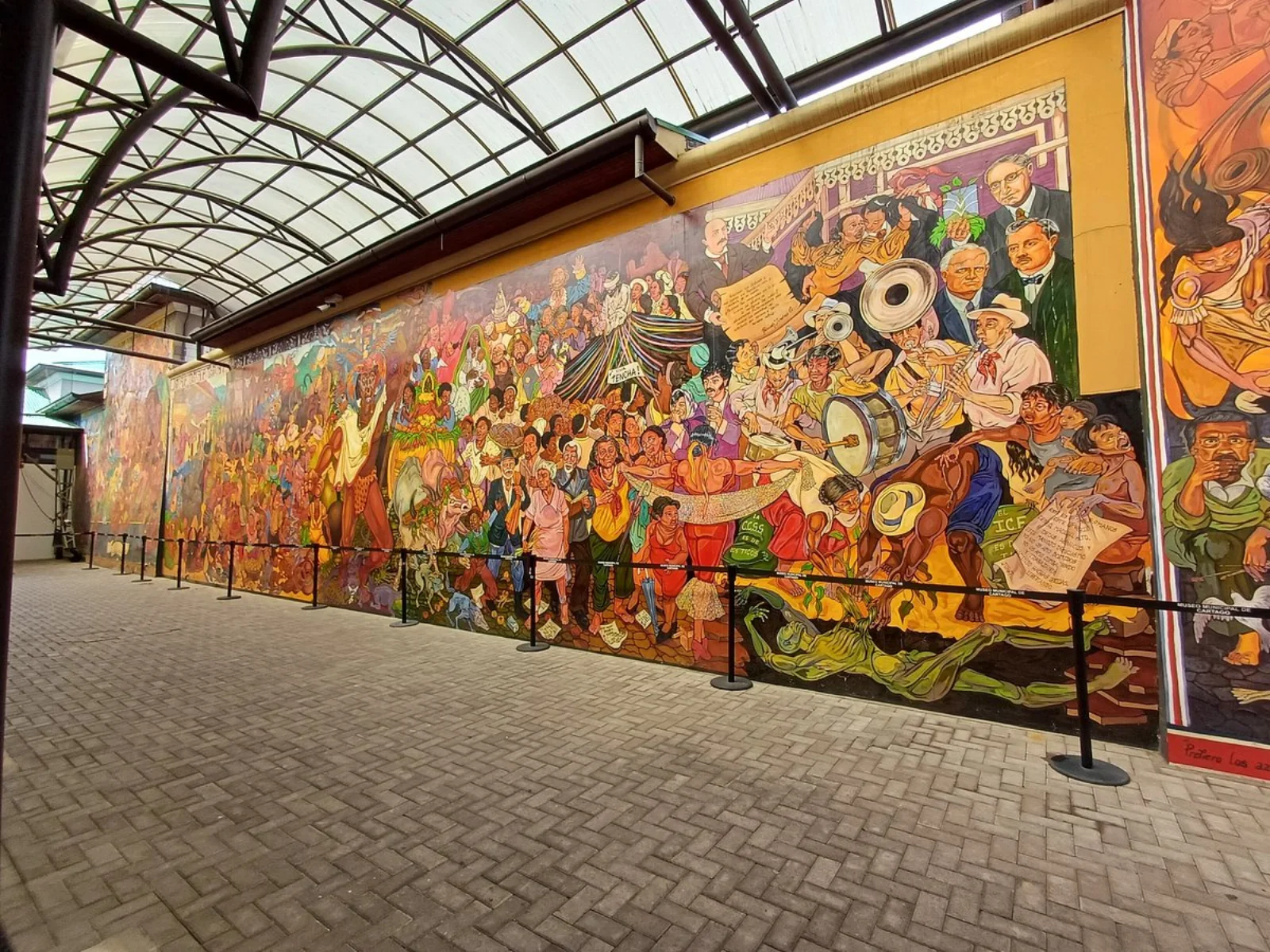 Patio y corredores de la antigua Comandancia que alberga el Museo Municipal de Cartago
