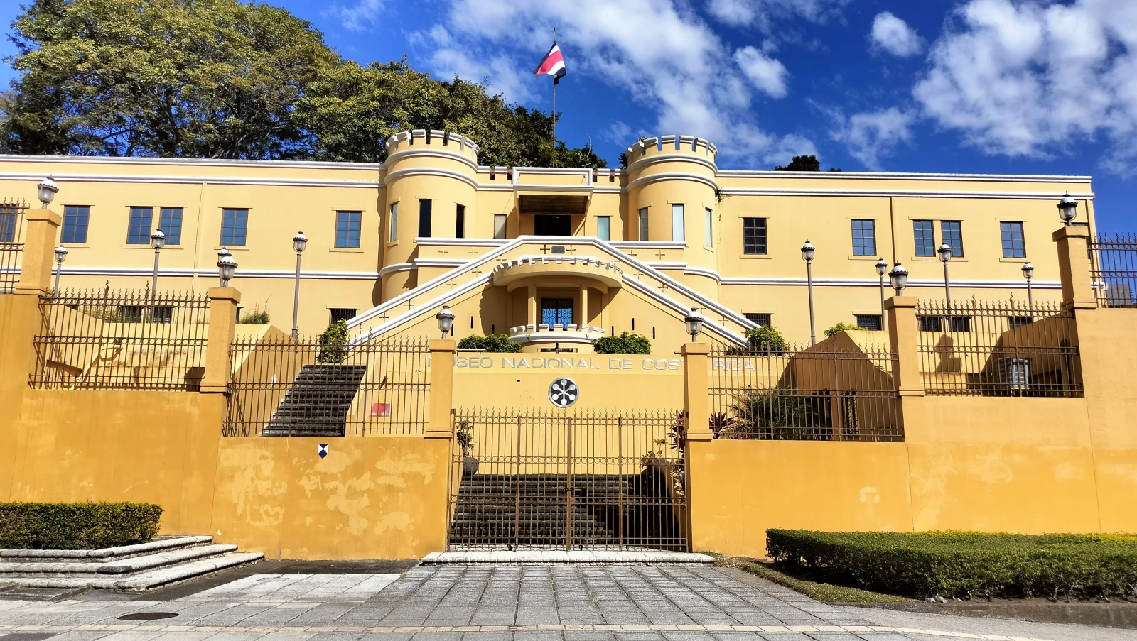 Fachada amarilla y torreones del Museo Nacional en el antiguo Cuartel Bellavista