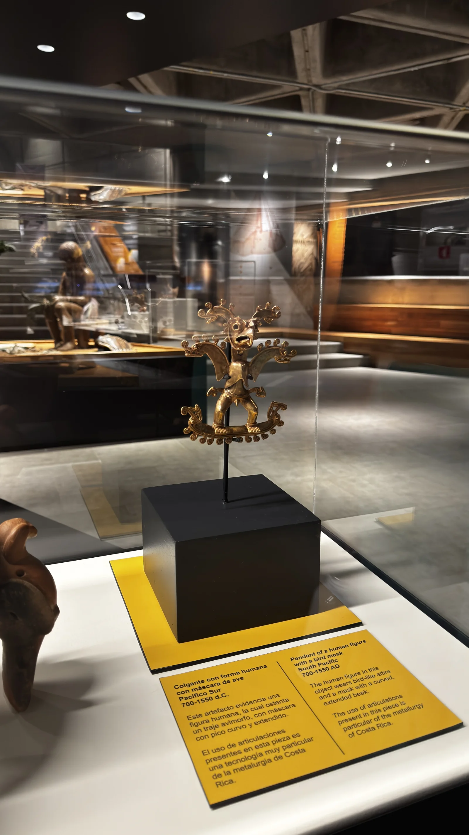 Piezas de oro precolombino exhibidas en el museo bajo la Plaza de la Cultura