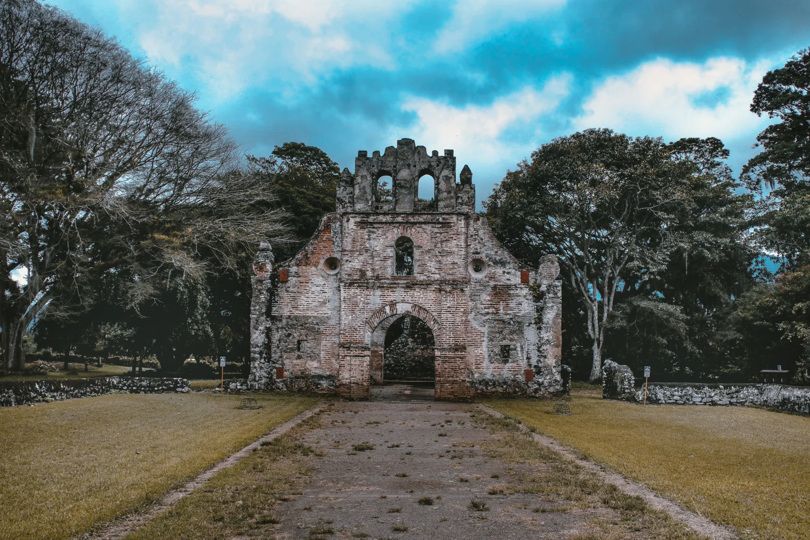 Arcos de piedra de las Ruinas de Ujarrás frente a las montañas de Cartago