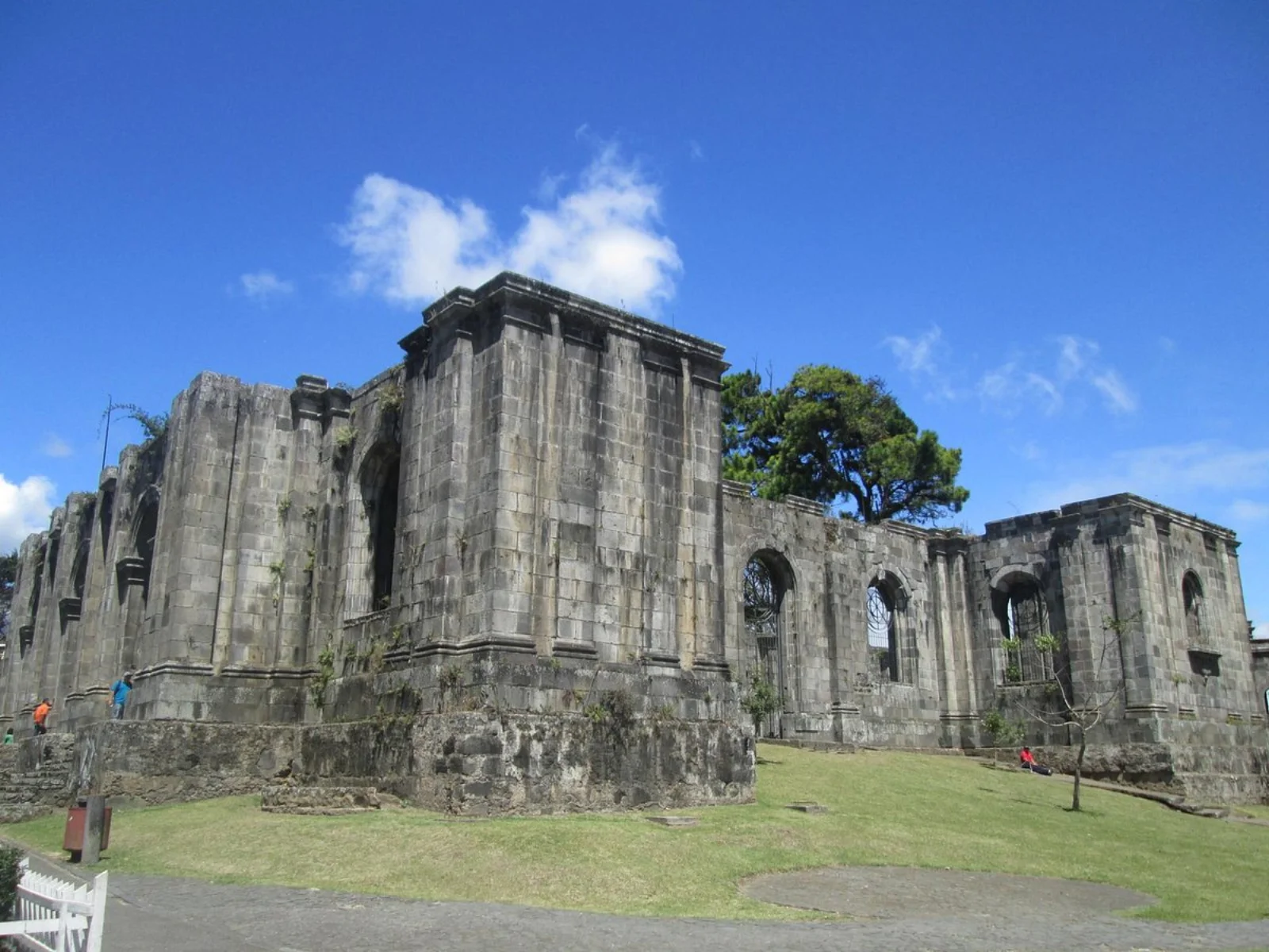 Muros de piedra y jardín interior de las Ruinas de la Parroquia de Cartago