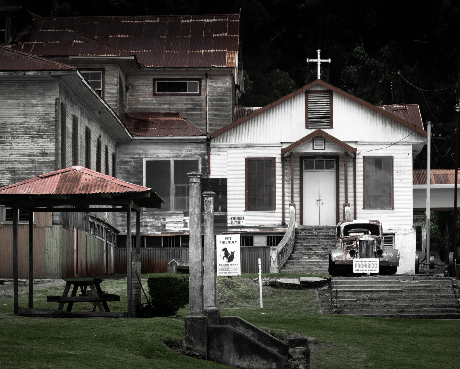 Pabellones históricos del Sanatorio Durán entre el paisaje montañoso de Cartago