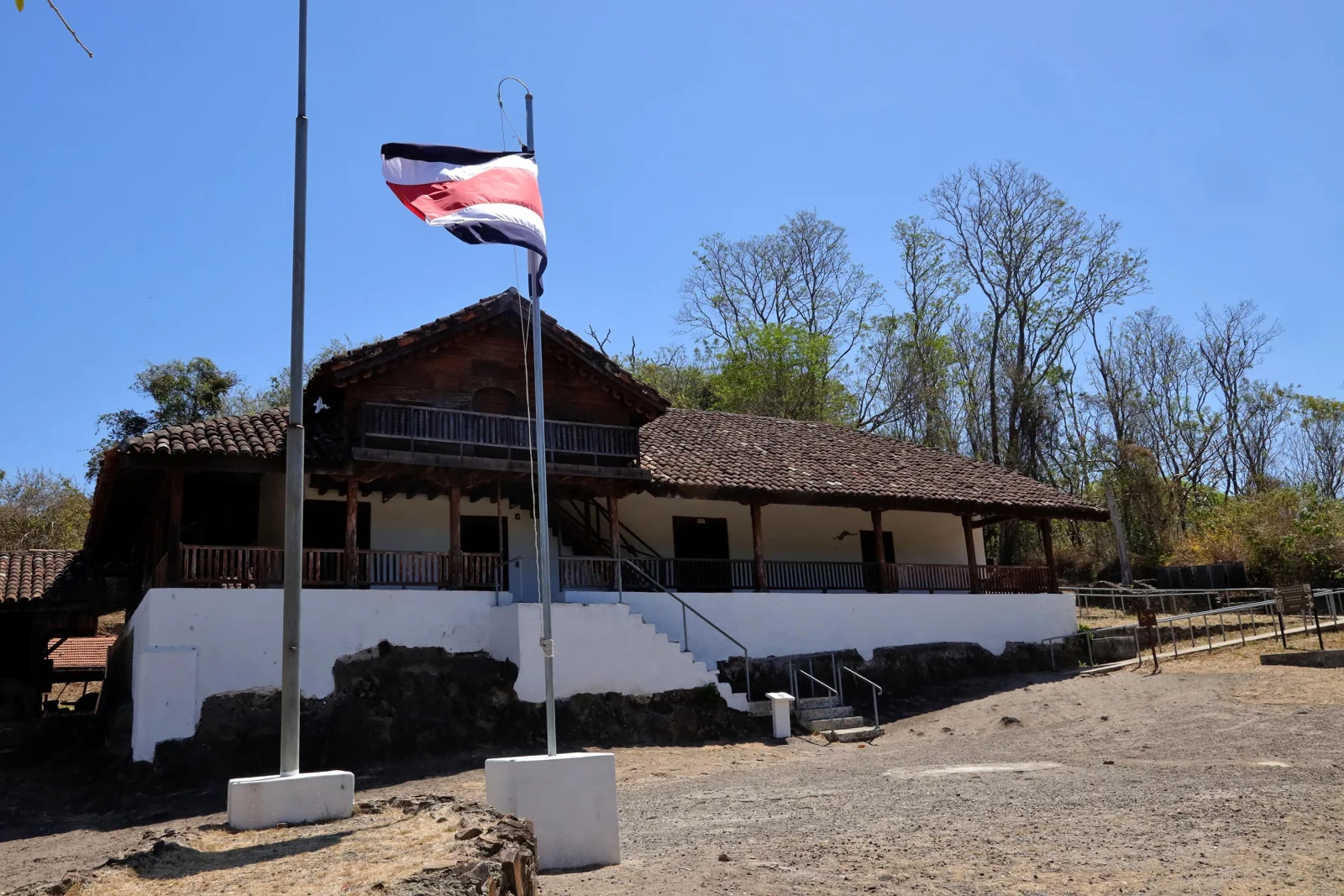 Casona histórica de Santa Rosa y corrales en el bosque seco de Guanacaste
